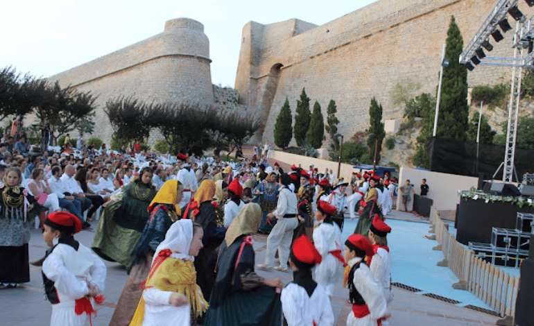 baile pages en el parque reina sofia ibiza